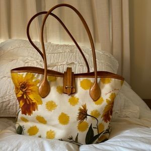 Dooney&Bourke tote used like new great condition. Canvasleather handles